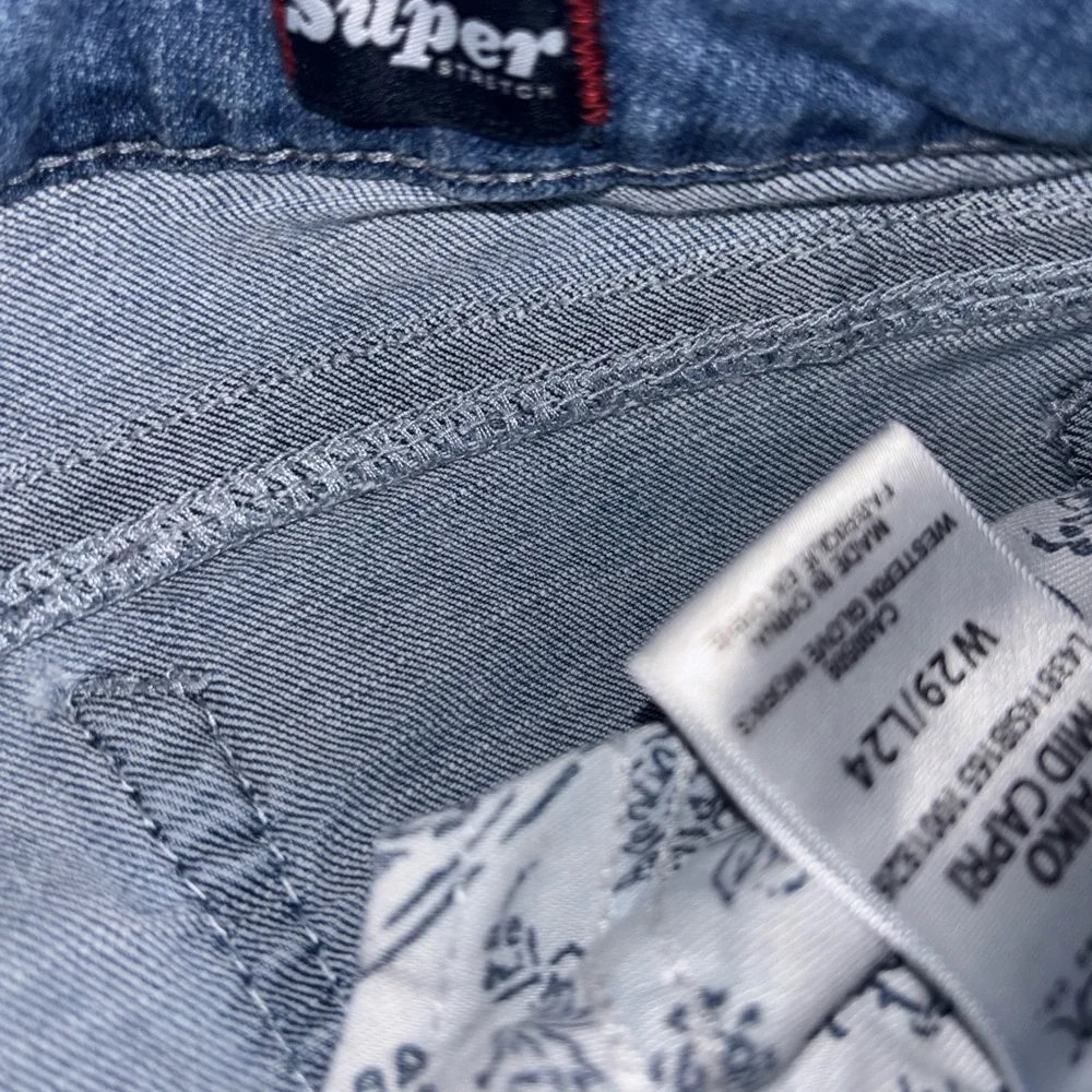 Stylish women’s Silver Jean co. Aiko mid light denim capris. - Picture 7 of 7